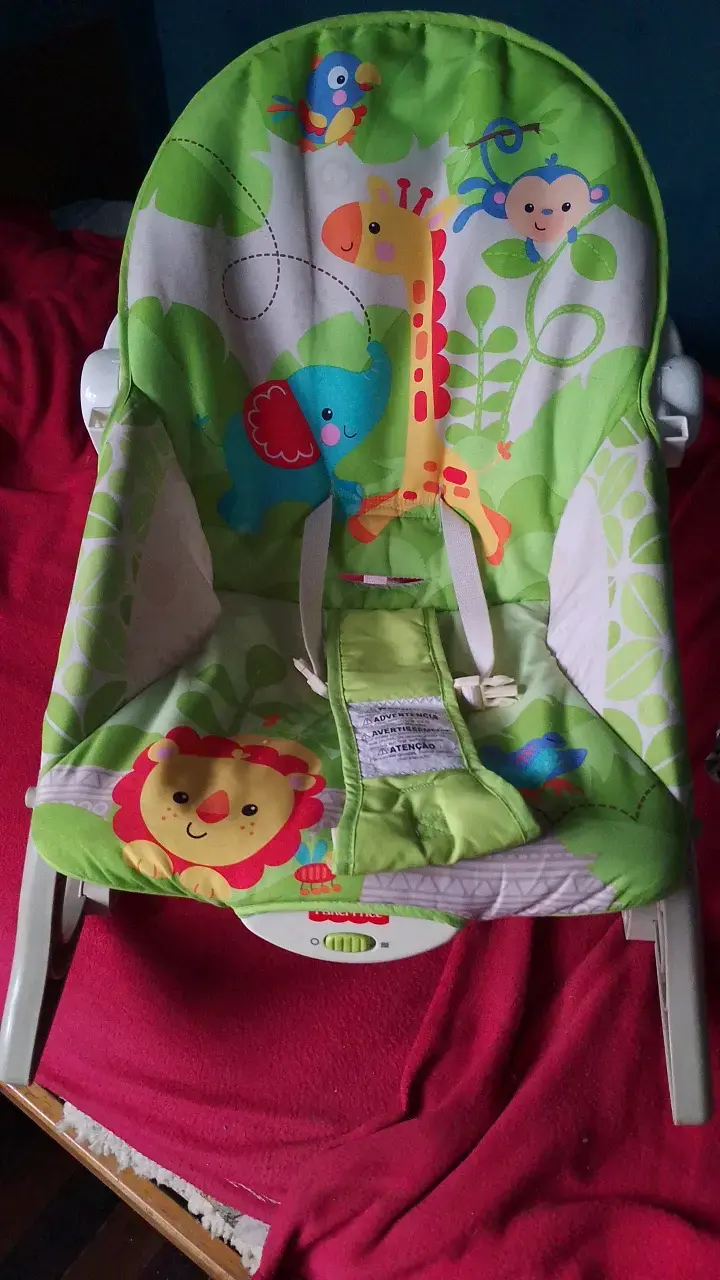 Silla mecedora para bebé con diseño de animales