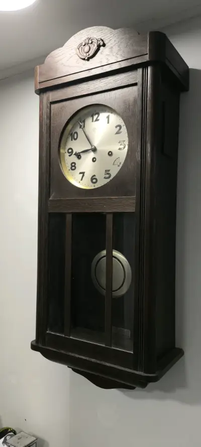 Reloj de pared antiguo de madera con péndulo - miniatura 1