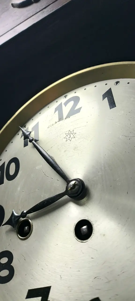 Reloj de pared antiguo de madera con péndulo - 5