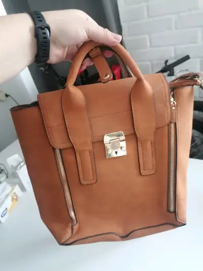 Mochila de cuero marrón con cierre metálico - miniatura 1