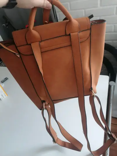 Mochila de cuero marrón con cierre metálico - miniatura 2