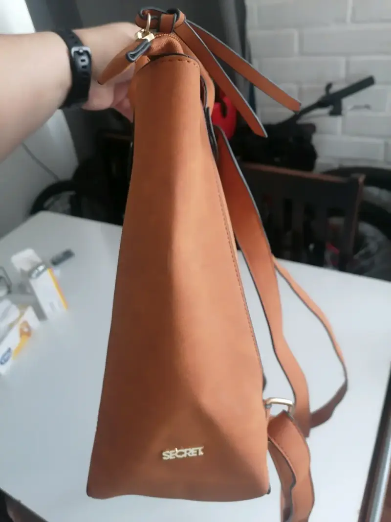 Mochila de cuero marrón con cierre metálico - 3