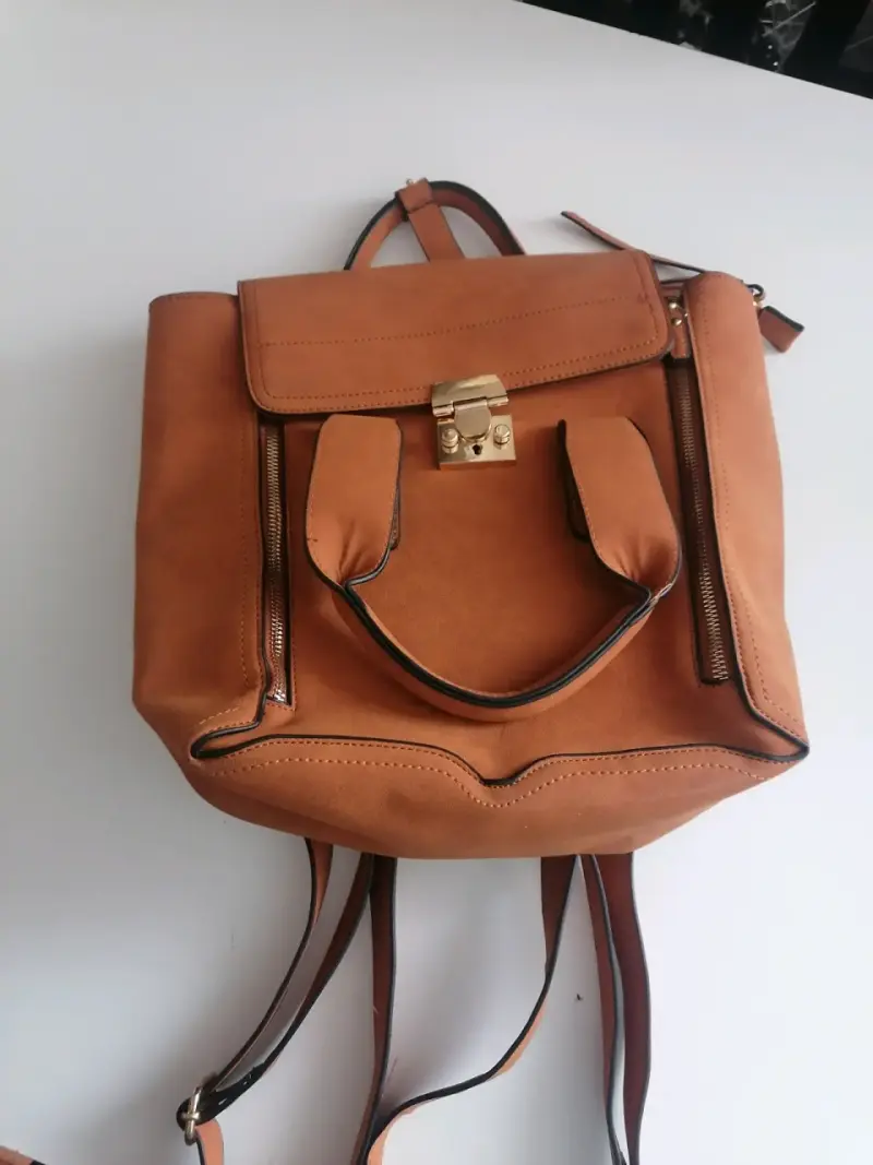 Mochila de cuero marrón con cierre metálico - 4
