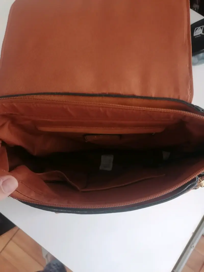 Mochila de cuero marrón con cierre metálico - 5