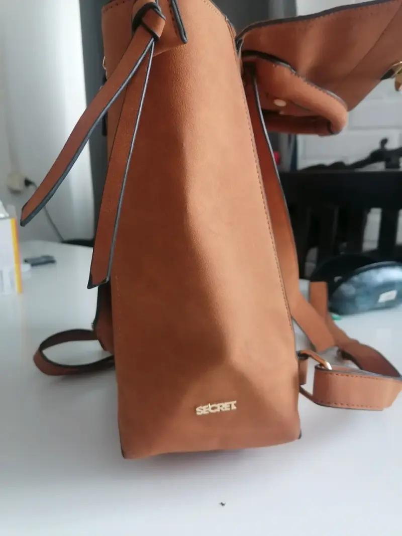 Mochila de cuero marrón con cierre metálico - 6