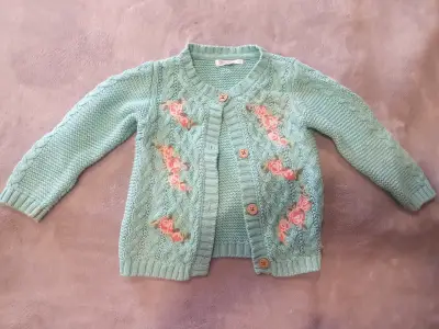 Chaleco tejido verde con bordado floral para niña - miniatura 1