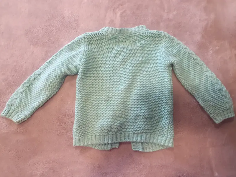 Chaleco tejido verde con bordado floral para niña - 2