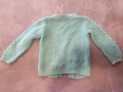 Chaleco tejido verde con bordado floral para niña - miniatura 2