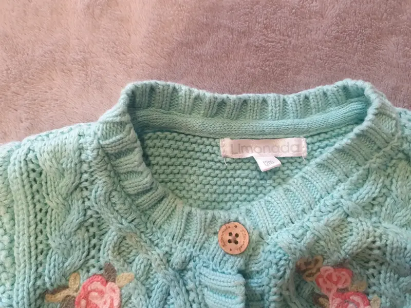Chaleco tejido verde con bordado floral para niña - 3