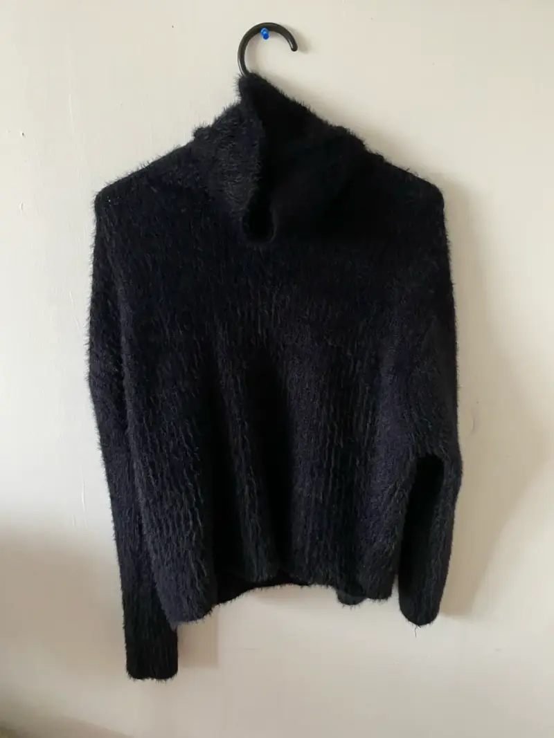 Suéter negro con cuello alto - 1