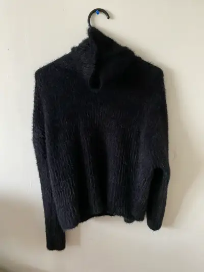 Suéter negro con cuello alto - miniatura 1