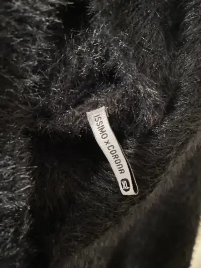Suéter negro con cuello alto - miniatura 2
