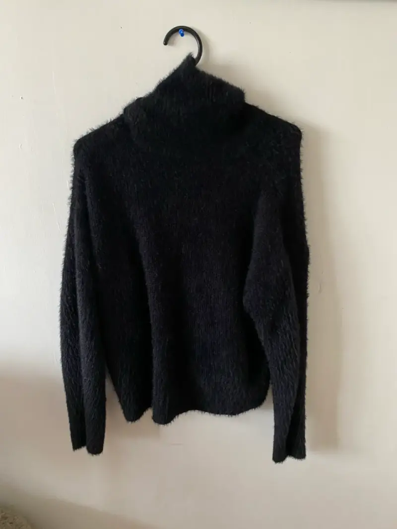 Suéter negro con cuello alto - 3
