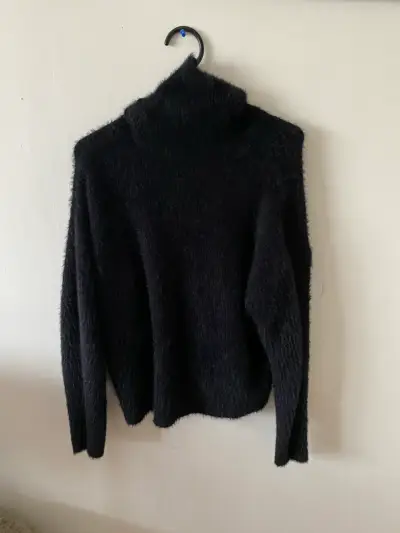 Suéter negro con cuello alto - miniatura 3