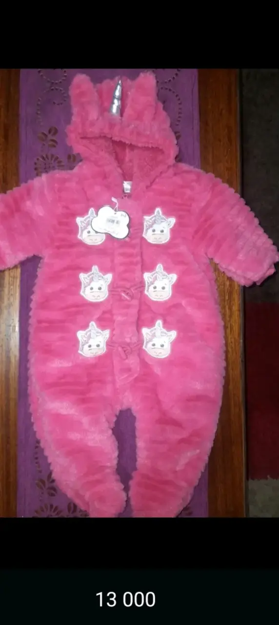 Enterito de bebé unicornio rosado con capucha