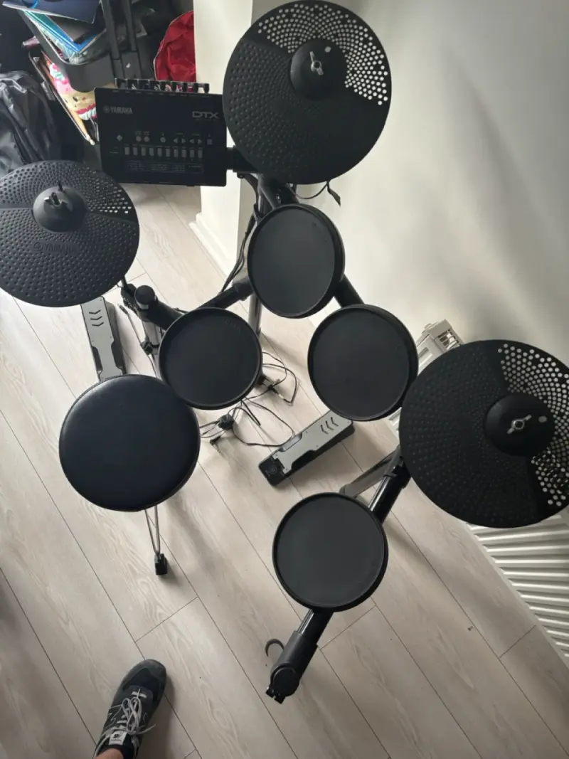 Batería Electrónica Yamaha DTX420k con Pedal - 1