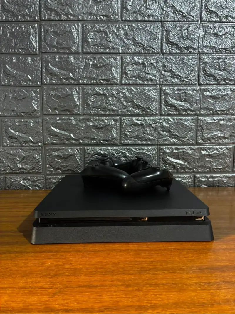 Consola PlayStation 4 con dos controles y cables - 1
