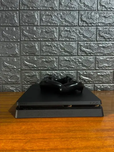 Consola PlayStation 4 con dos controles y cables - miniatura 1