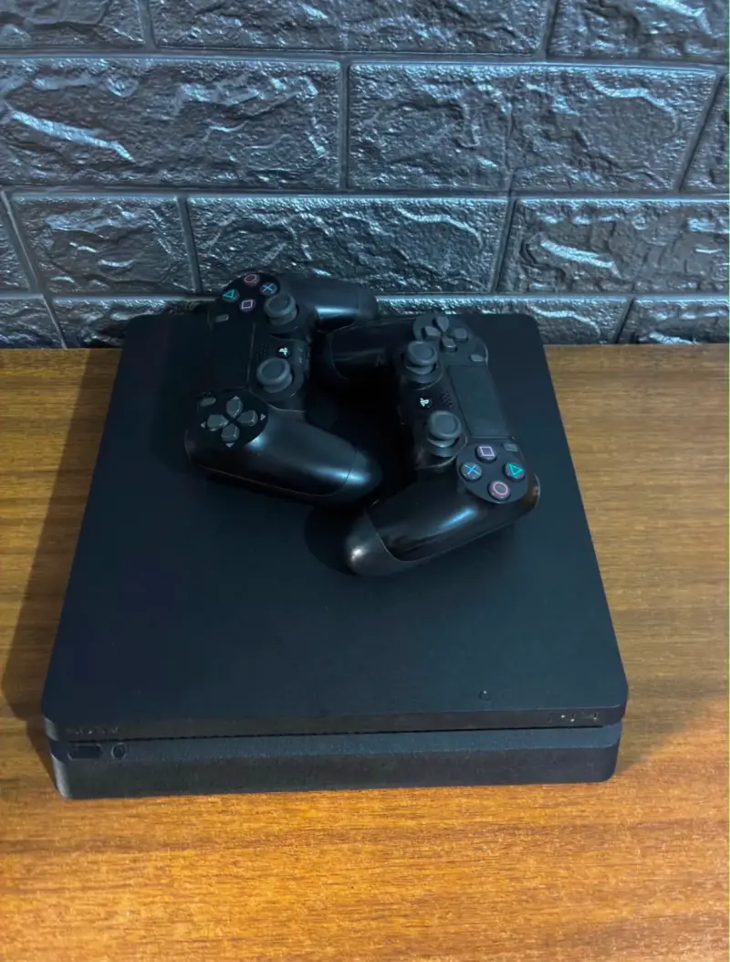 Consola PlayStation 4 con dos controles y cables - 2