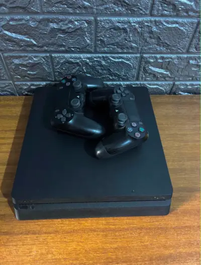 Consola PlayStation 4 con dos controles y cables - miniatura 2
