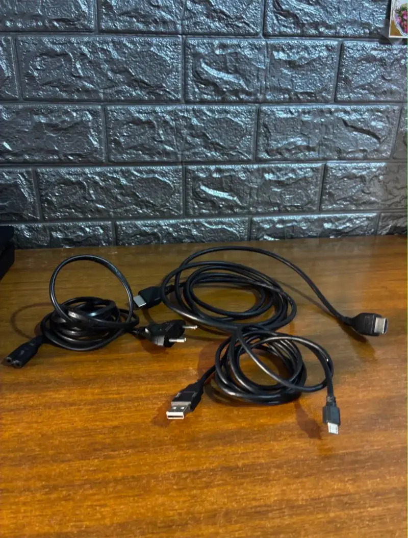Consola PlayStation 4 con dos controles y cables - 3
