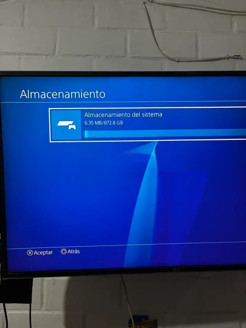 Consola PlayStation 4 con dos controles y cables - 4