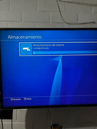 Consola PlayStation 4 con dos controles y cables - miniatura 4