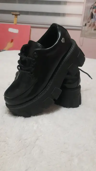 Zapatos de plataforma negros estilo casual - miniatura 1