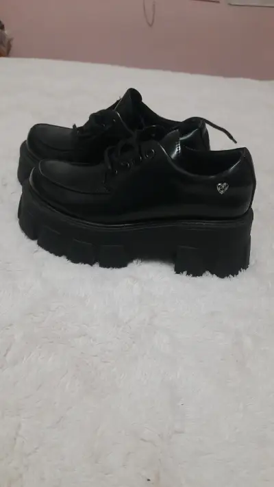 Zapatos de plataforma negros estilo casual - miniatura 2