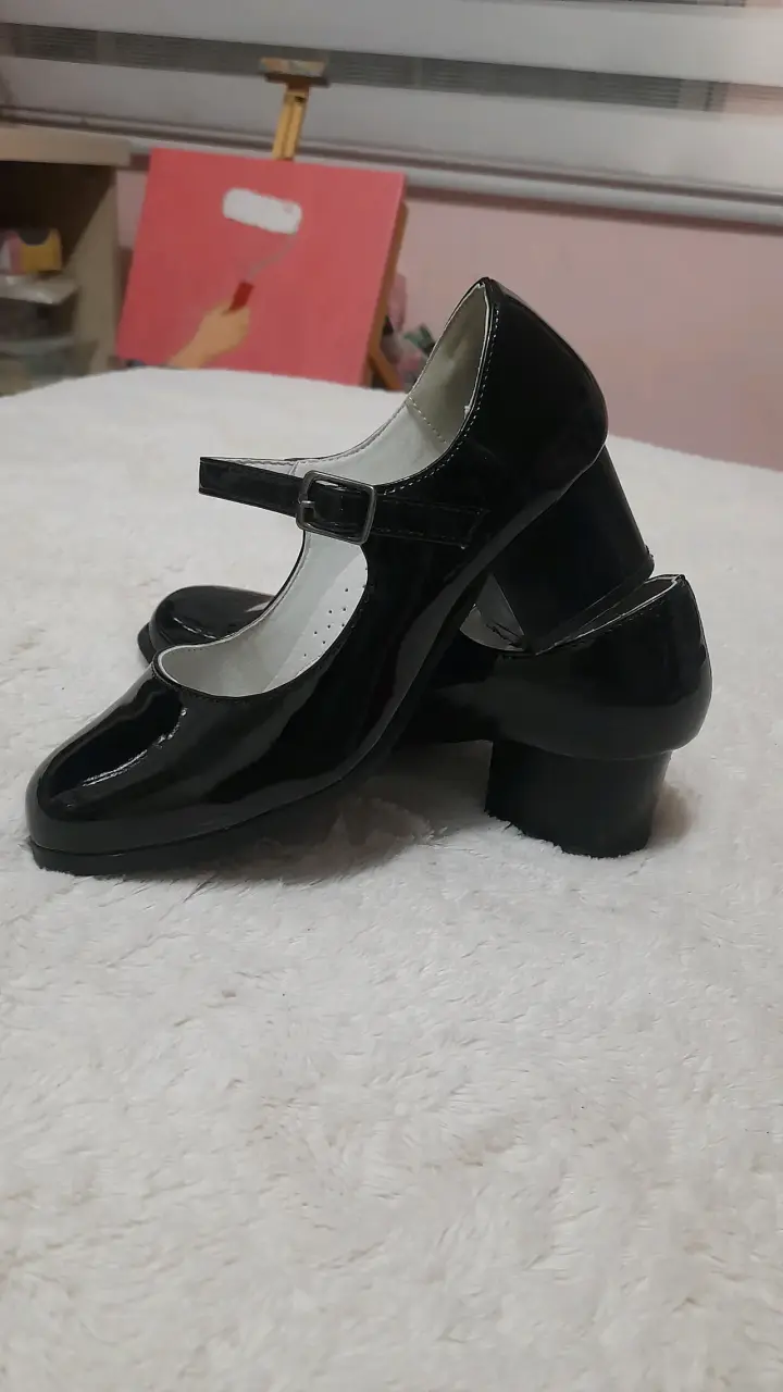 Zapatos de charol negro con hebilla para mujer - 1