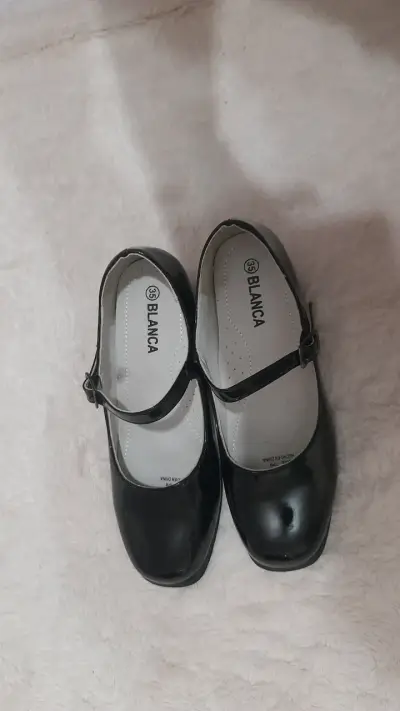 Zapatos de charol negro con hebilla para mujer - miniatura 2