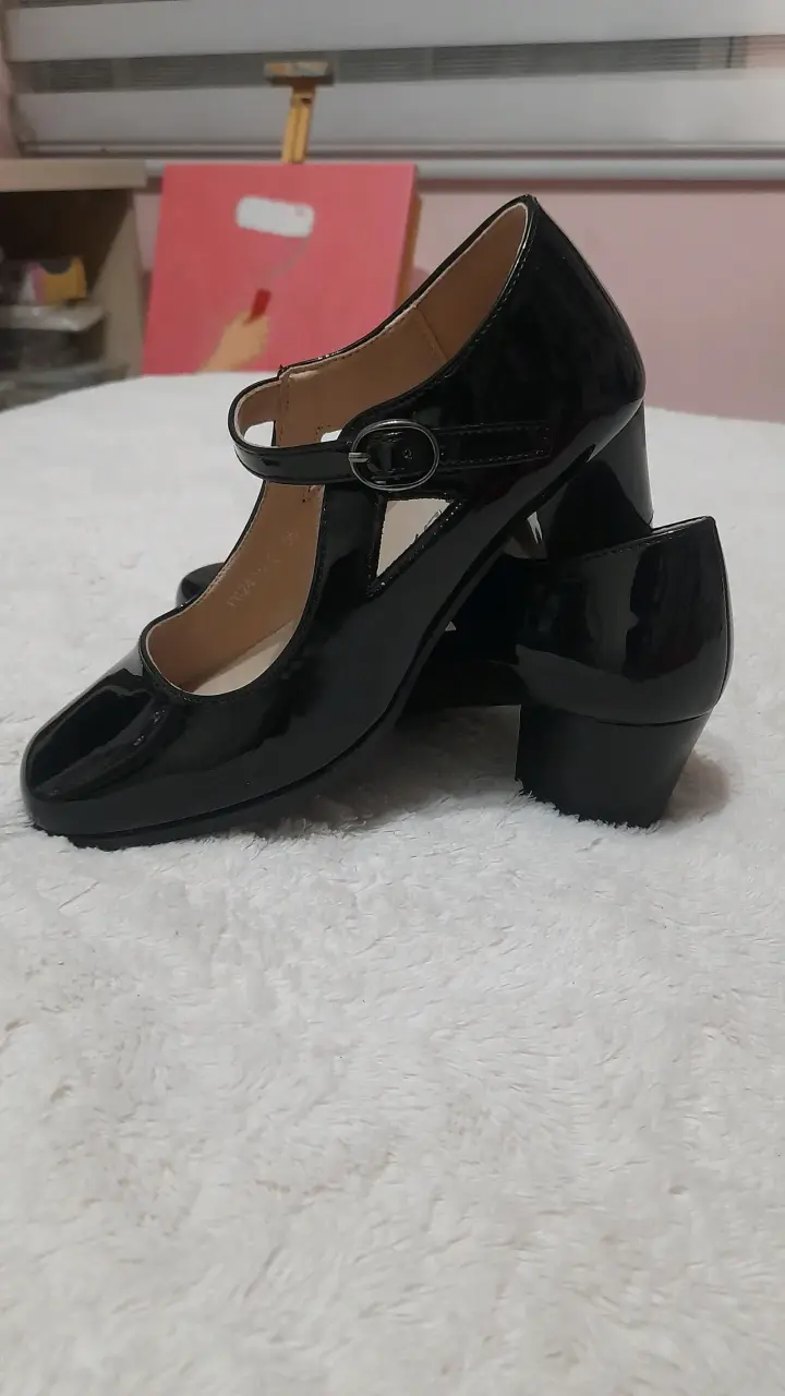 Zapatos de charol negro con tacón medio para mujer - 1