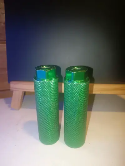 Pegs de bicicleta verdes de aluminio - miniatura 1