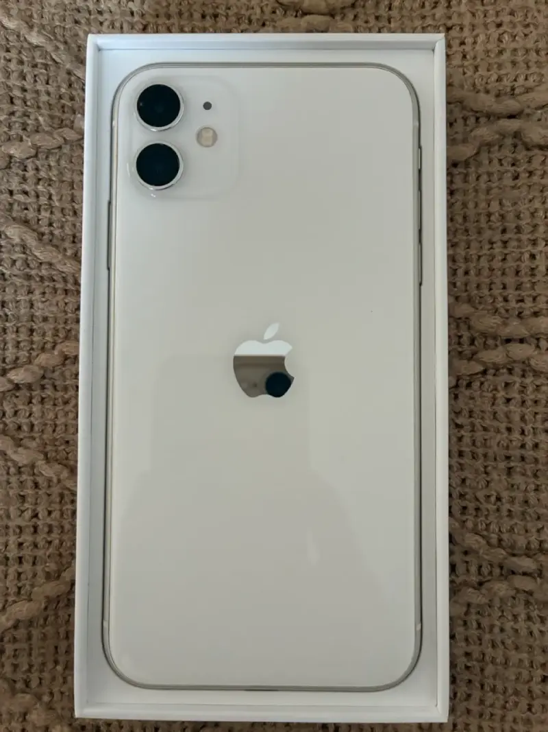 iPhone 11 blanco en buen estado - 1