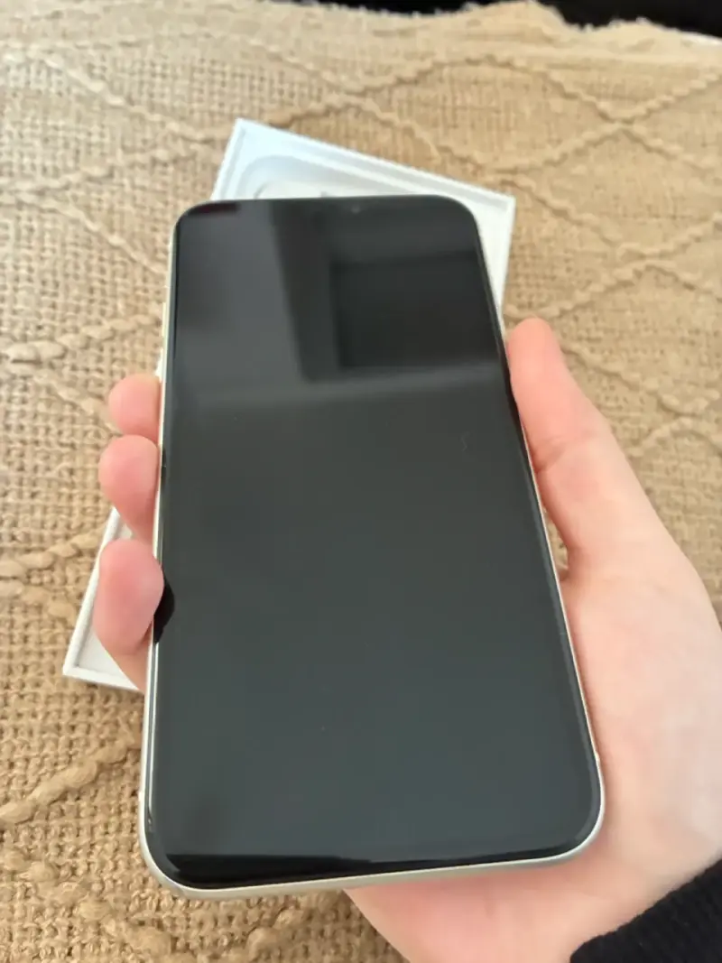 iPhone 11 blanco en buen estado - 2