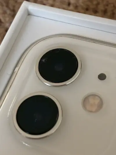 iPhone 11 blanco en buen estado - miniatura 3
