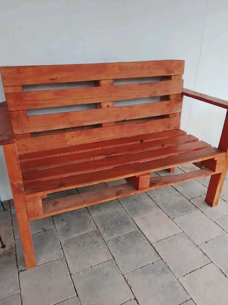 Banco de madera para jardín estilo rústico