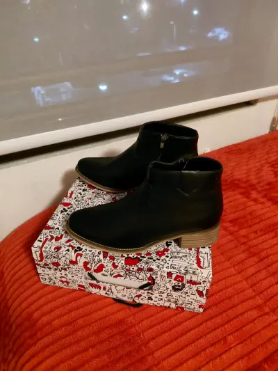 Botines de cuero negro con cierre lateral - miniatura 1