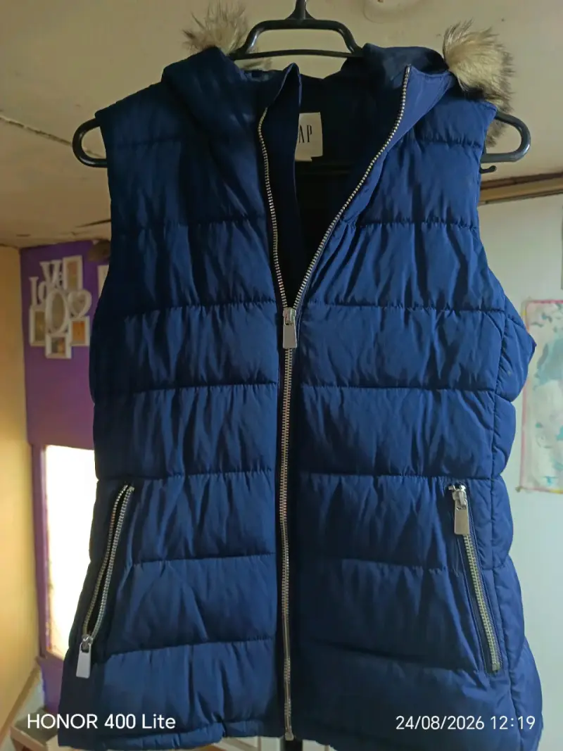 Chaleco acolchado azul con capucha de GAP