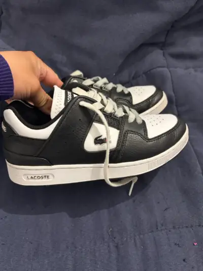 Zapatillas deportivas Lacoste negras y blancas - miniatura 1