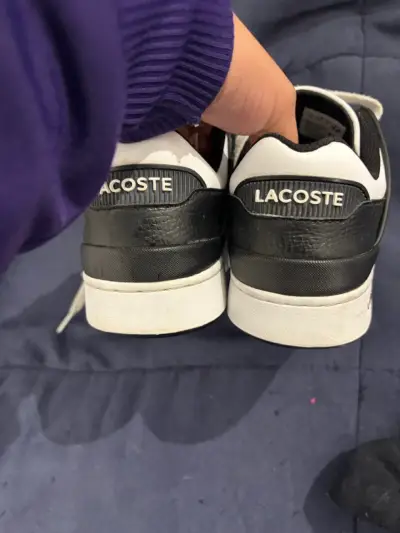 Zapatillas deportivas Lacoste negras y blancas - miniatura 3