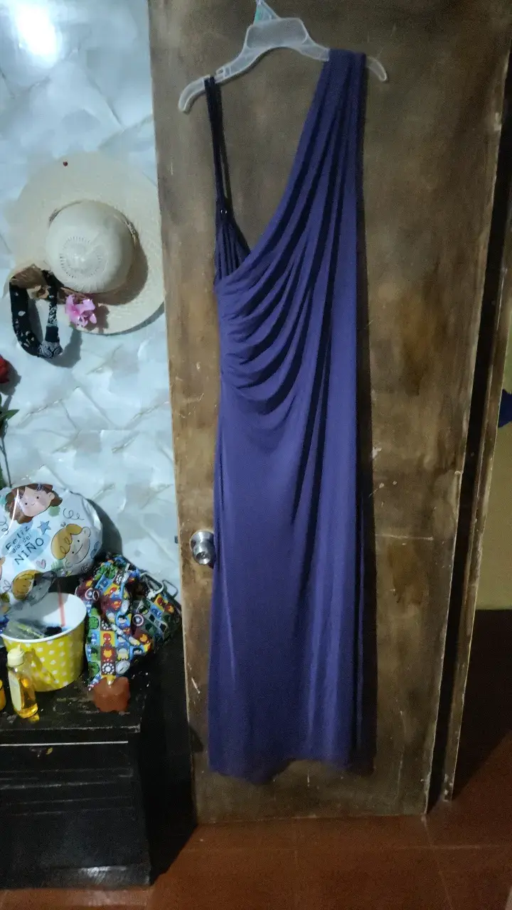 Vestido largo asimétrico morado
