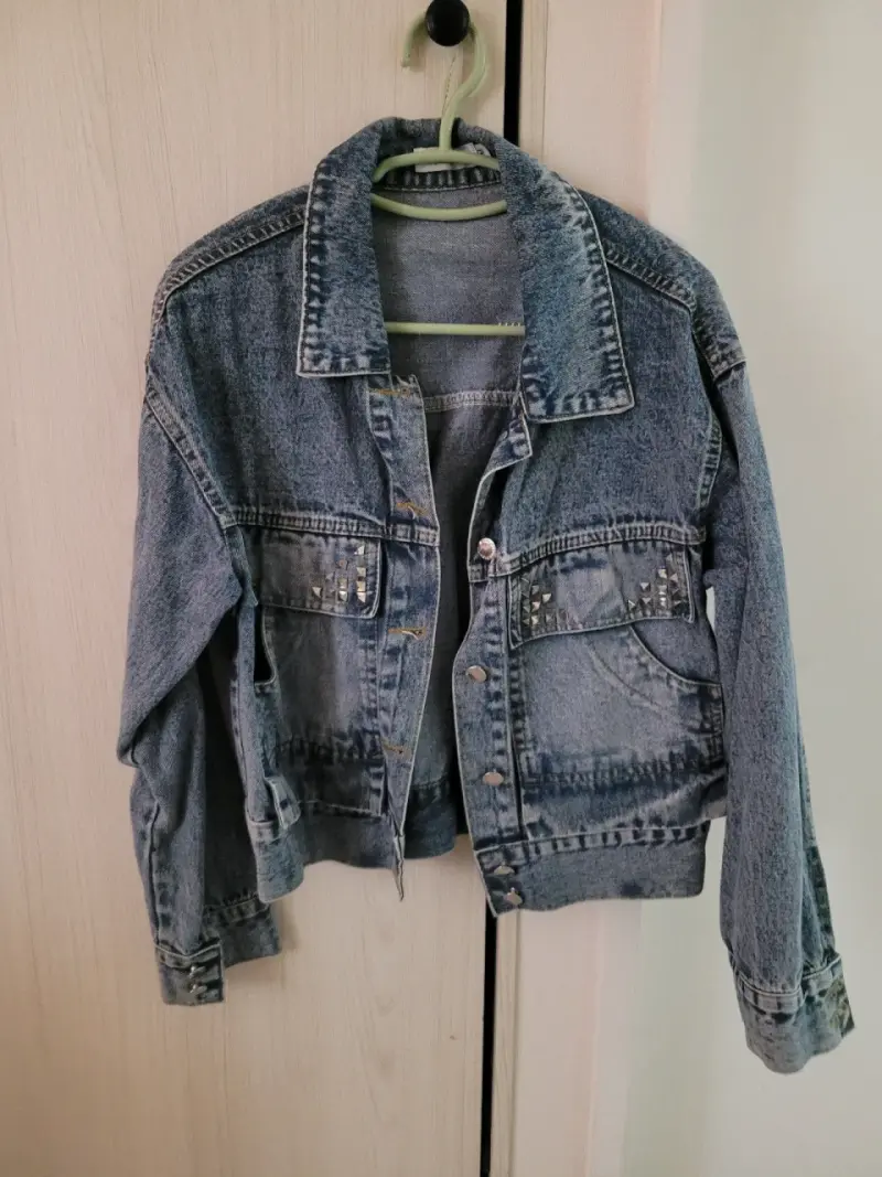 Chaqueta de mezclilla con tachas para mujer