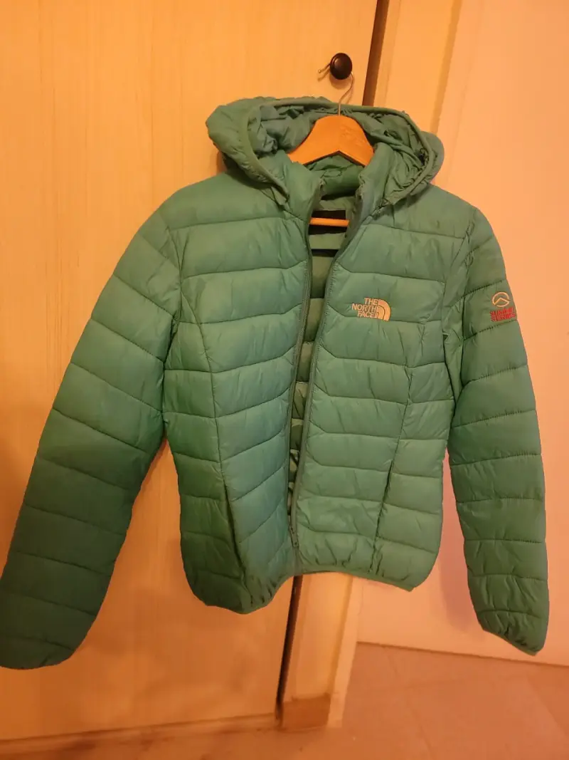 Chaqueta con capucha celeste