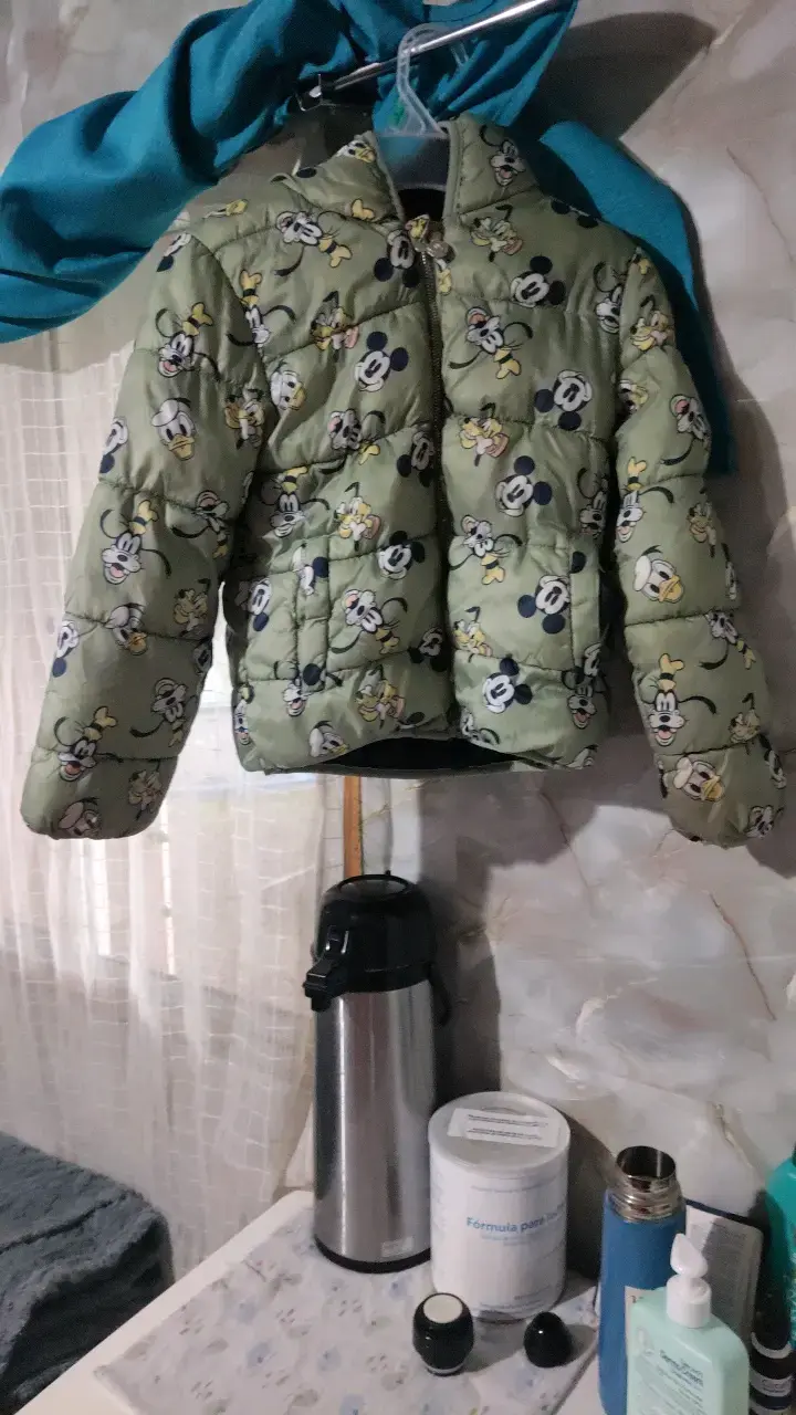 Chaqueta infantil acolchada con diseño de personajes - 1
