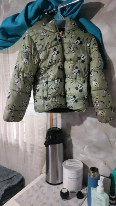 Chaqueta infantil acolchada con diseño de personajes - miniatura 1