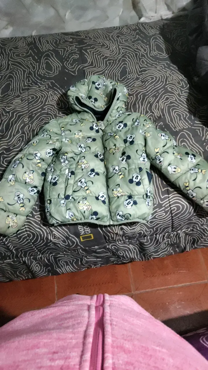 Chaqueta infantil acolchada con diseño de personajes - 2