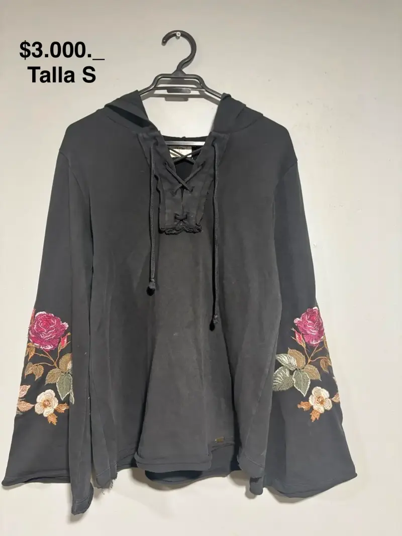 Polerón negro con bordado floral y capucha - 1