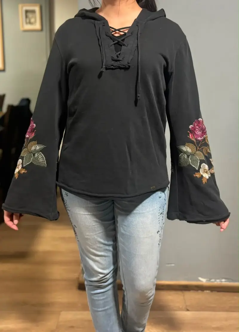 Polerón negro con bordado floral y capucha - 2