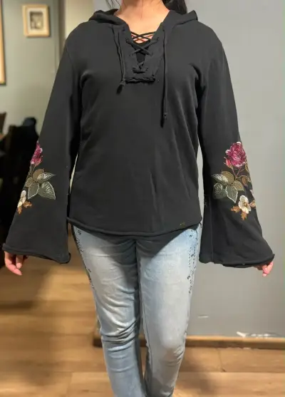 Polerón negro con bordado floral y capucha - miniatura 2